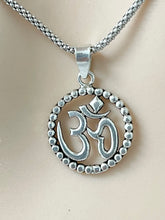 Load image into Gallery viewer, Om Pendant Sterling Silver .925 Símbolo de Om en Plata .925
