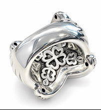 Load image into Gallery viewer, A silver 925 back ring with a flower design and hearts details, shown on a clean white background.
